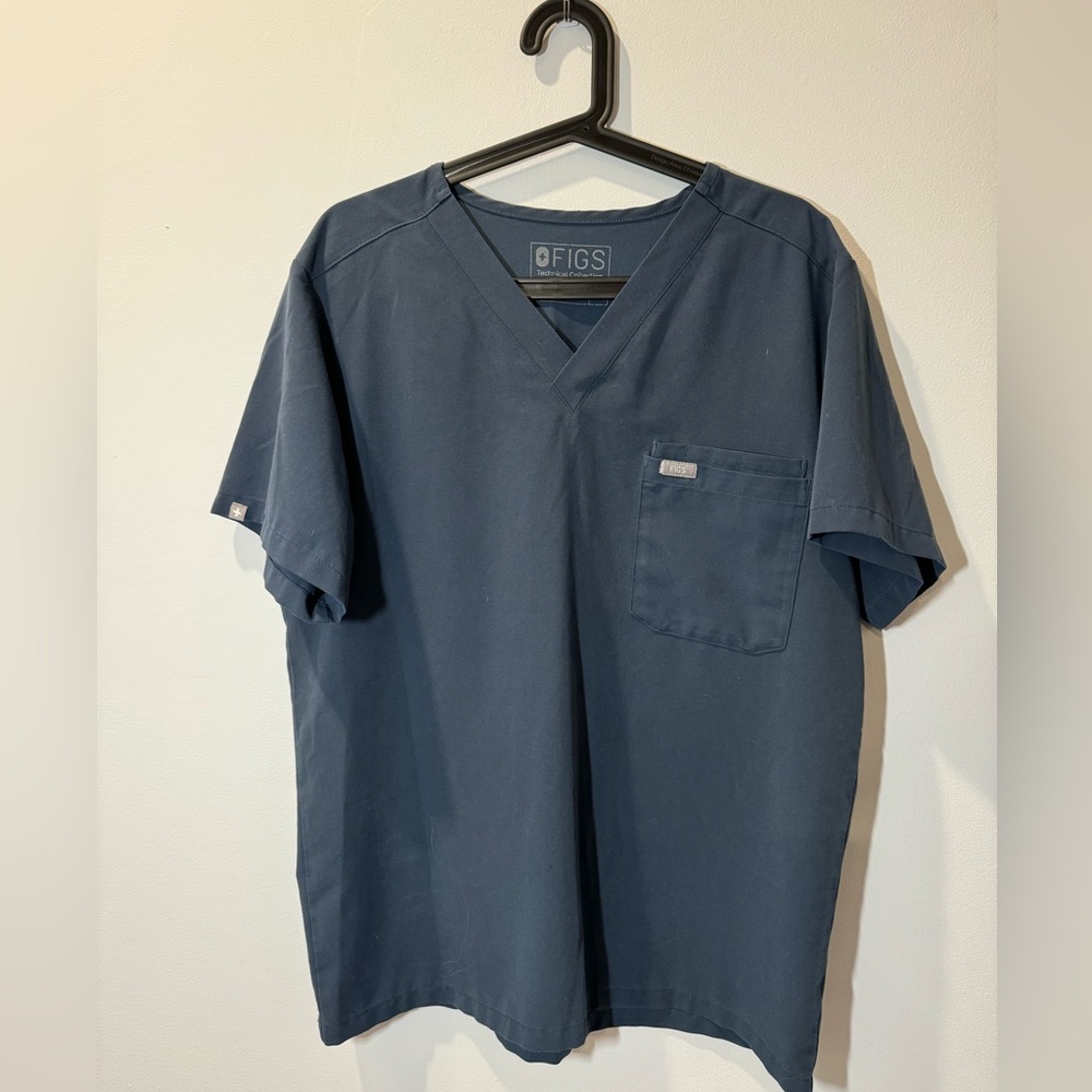 Figs Leon 3 Pocket Scrub Top. Grey/Blue. Medium. Style: FM1500